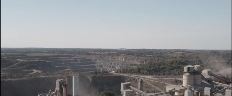 Vue a&eacute;rienne carri&egrave;re et usine de traitement